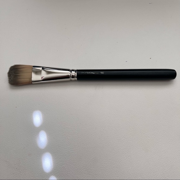 EUC MAC 190 SYNTHETIC FOUNDATION BRUSH - Picture 3 of 5